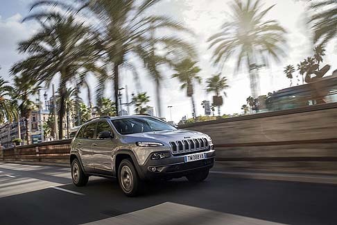 Jeep - La dotazione di serie comprende sette airbag, l'ESC con ERM e l'ABS con calibrazione off-road.